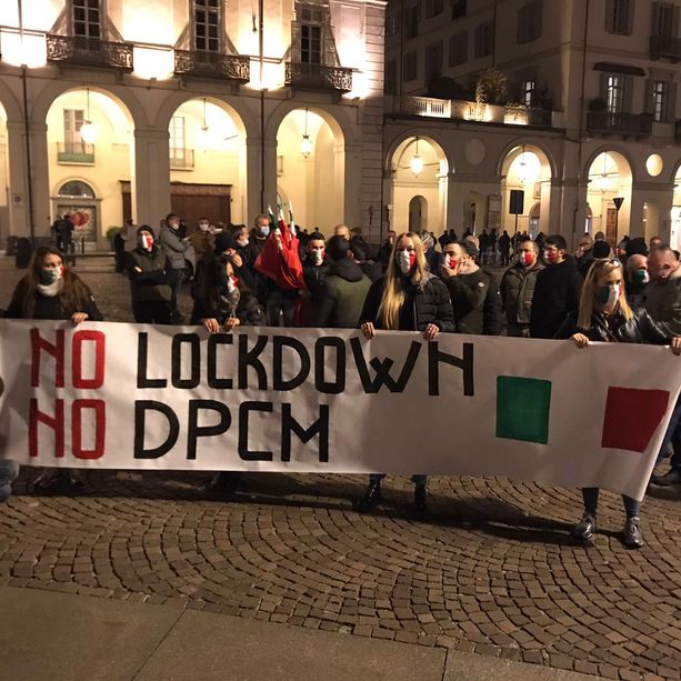 Protesta di estrema destra in piazza Vittorio Veneto: &quot;Un nuovo lockdown significa fallire&quot; (FOTO e VIDEO)