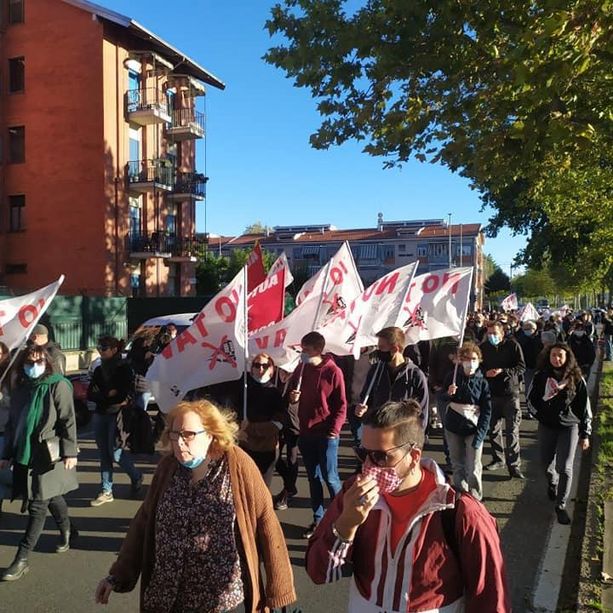 No Tav davanti al carcere per sostenere Dana: “La valle che resiste ti abbraccia”
