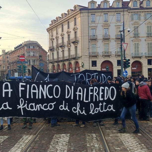 Il corteo per l'anarchico Cospito sfila ancora per le strade di Torino: &quot;A fianco di Alfredo, a fianco di chi lotta&quot;