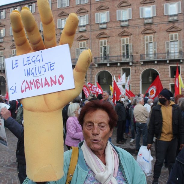 Torino scende in piazza per Mimmo Lucano: &quot;Condannato per abuso di umanità&quot; [FOTO]