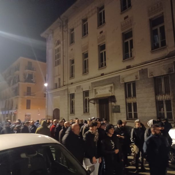 Barriera di Milano, il quartiere in strada per dire basta allo spaccio e al degrado nel quartiere: &quot;La criminalità non la vogliamo&quot;