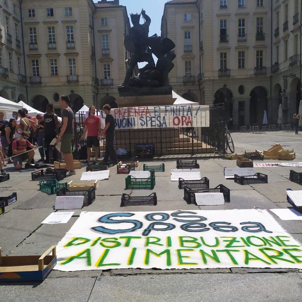 Le reti solidali di quartiere presentano il “conto” della crisi al Comune: &quot;La pazienza è finita&quot; [FOTO e VIDEO]