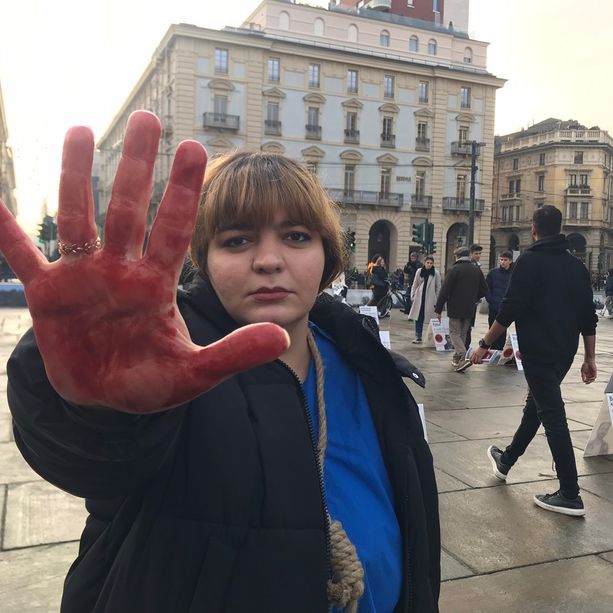 Cappio al collo e mani insanguinate: in piazza Castello sit-in pro donne iraniane [FOTO]