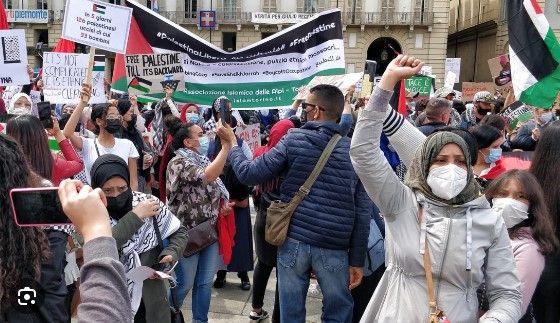 Presidio pro Palestina: lanci di uova e fumogeni di fronte alla sede Rai. &quot;Fermiamo il massacro&quot;