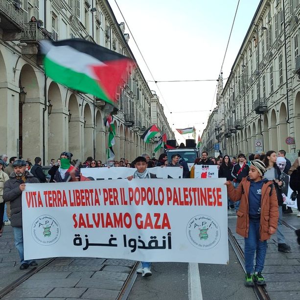 In mille a Torino per il corteo pro Palestina: &quot;Salviamo Gaza, subito il cessate il fuoco&quot; [FOTO]