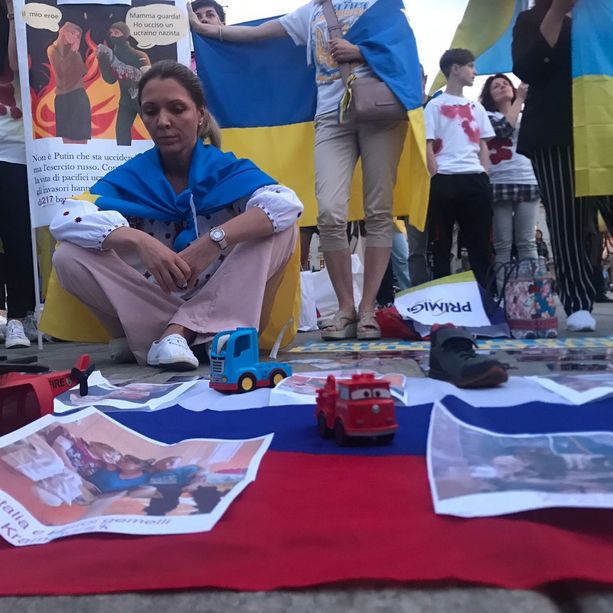 Due anni di guerra in Ucraina, in piazza Castello scende a manifestare la Comunità di Russi liberi che si oppone a Putin