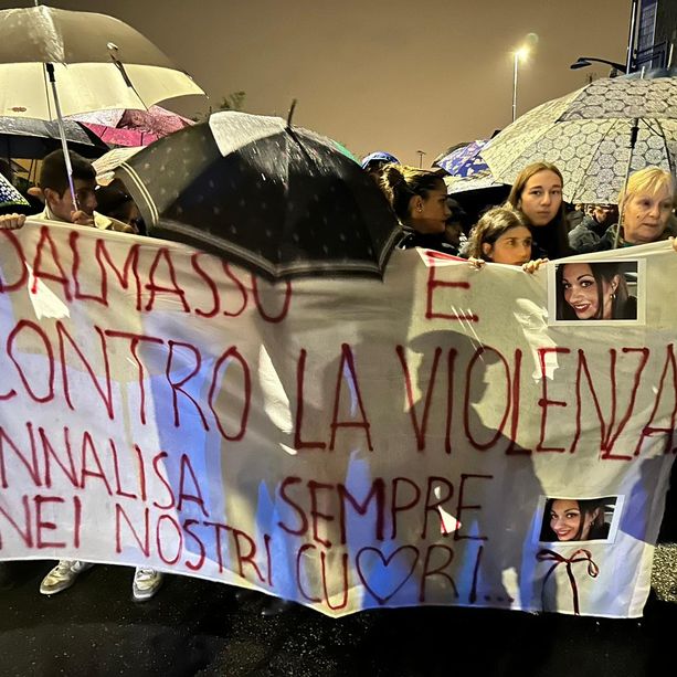 Fiaccole per Annalisa, Rivoli ricorda la donna uccisa dal compagno violento: &quot;Sempre nei nostri cuori&quot;
