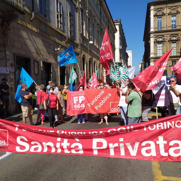 Lavoratrici e lavoratori della sanità privata contro Aiop e Aris: “Ci avete lasciato in mutande” [VIDEO]