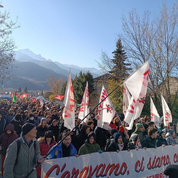 In migliaia alla marcia No Tav da Bussoleno a San Didero: &quot;Opera inutile&quot;. Momenti di tensione con la polizia