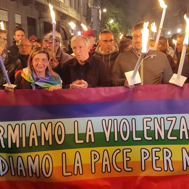 Israele e Palestina, a Torino la fiaccolata per la pace: “Fermiamo ogni violenza” [FOTO]