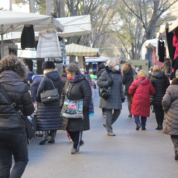 Mascherine all’aperto, i mercati “anticipano” l’ordinanza: tra i banchi sono tutti già protetti [FOTO]