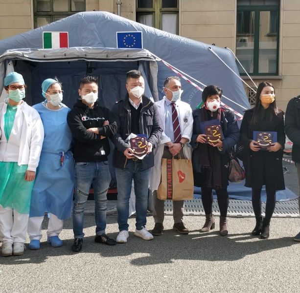 Comunità cinese dona mascherine alla Città della Salute, ma la foto di gruppo è un cattivo esempio