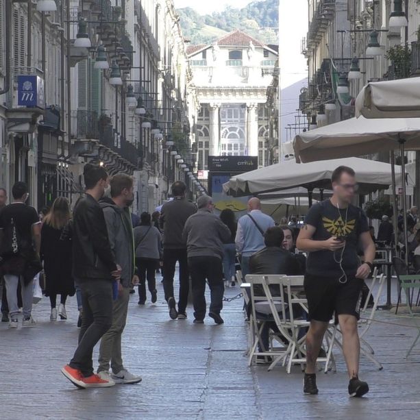 A Torino tornano le mascherine in strada: giovani indisciplinati, ma per oggi “nessuna multa” [FOTO]