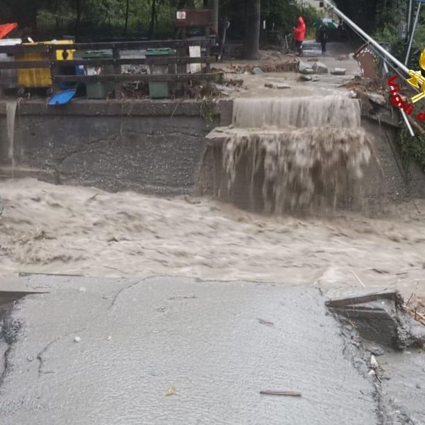 Maltempo, è allerta in val di Susa: crolla un ponte a Mattie, isolate 30 persone a Santa Petronilla di Bussoleno