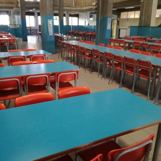 Pranzo a scuola: il Comune di Torino riporta un pasto vegano al mese, chef in cucina e mensa fresca