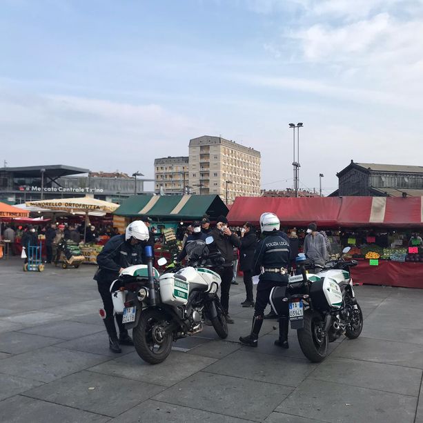 Porta Palazzo, blitz di prima mattina per sgomberare cortili e porticati diventati suk dello spaccio