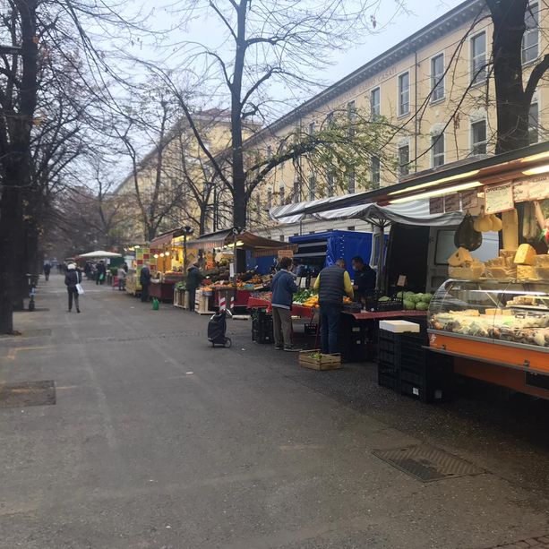 Il mercato di corso Taranto è in crisi: pochi banchi e ambulanti sempre più in difficoltà