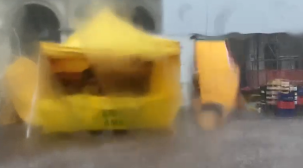 La forte pioggia mette a rischio i tendoni del mercato di Coldiretti e le 'vele' del Filadelfia (VIDEO)