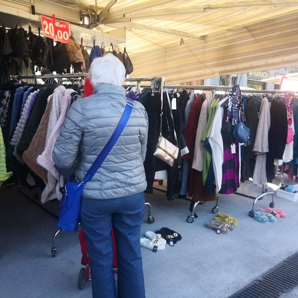 &quot;Meloni è speranza&quot;. &quot;No, con lei si torna indietro&quot;: dai mercati i due volti della stessa Torino [FOTO]