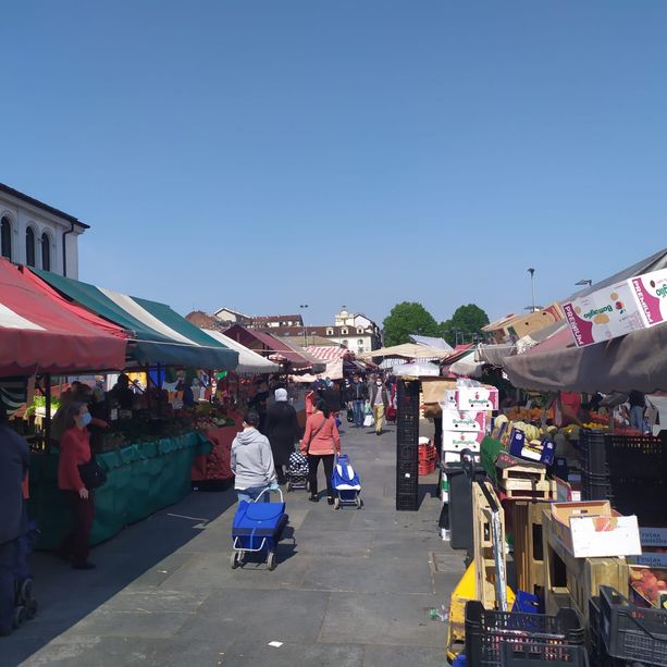 Da domani a Torino tornano nei mercati i banchi non alimentari: obbligo di guanti, mascherina e gel igienizzanti
