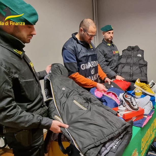 Nel cuore di Porta Palazzo si nascondeva una sartoria clandestina: era la fabbrica del &quot;falso&quot;