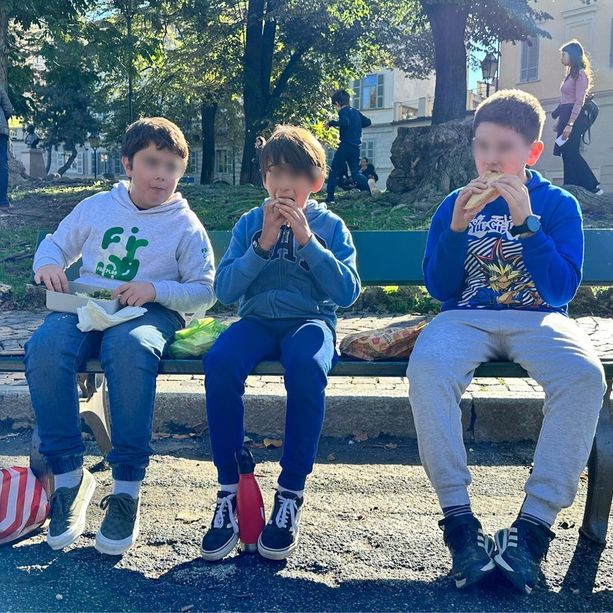 Cucina da incubo, i bambini dell'istituto Tommaso pranzano in piazza per protestare contro il servizio mensa