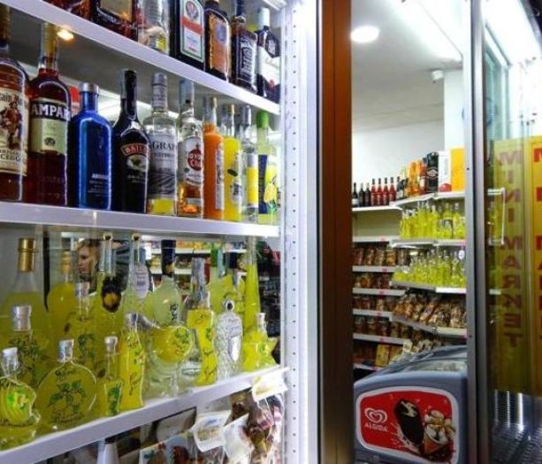 Farò e San Giovanni, stop alla vendita di bottiglie di vetro e lattine nel centro di Torino