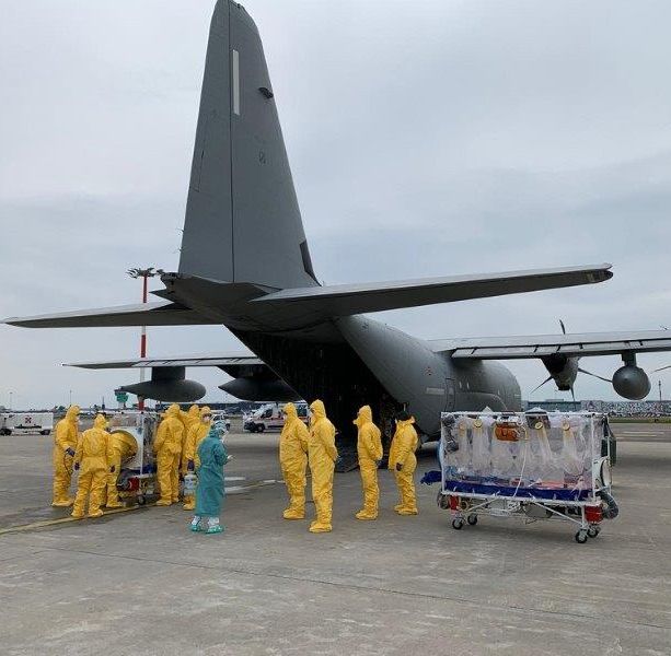 Coronavirus, dal ministero della Difesa nuovo materiale sanitario con destinazione Caselle [FOTO]