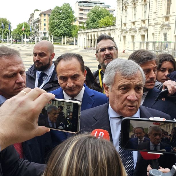 Corteo pro-Palestina a Torino, Lollobrigida contro i manifestanti: &quot;Sono squadracce che usano metodi fascisti&quot;
