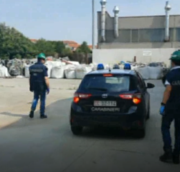 Moncalieri, nel capannone c'era una discarica abusiva: i carabinieri trovano mille tonnellate di rifiuti plastici [VIDEO]