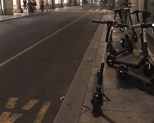 Monopattini, Torino prepara il pugno duro: “In arrivo le targhette per multare gli indisciplinati”
