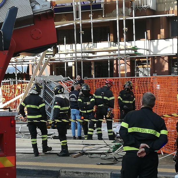 Corso Maroncelli, montacarichi si stacca da ponteggio al quarto piano: una persona ferita, trasportata d'urgenza al Cto (FOTO e VIDEO)