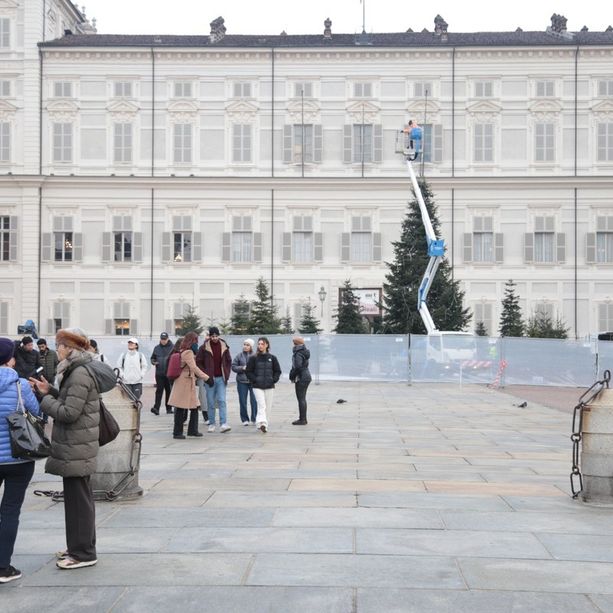 A Torino è arrivato il Natale: dal boschetto al villaggio, la Città si addobba per le Feste [FOTO]