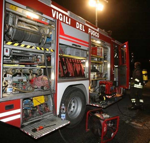 Incendio in una palazzina di Pino Torinese, Vigili del fuoco al lavoro tutta la notte