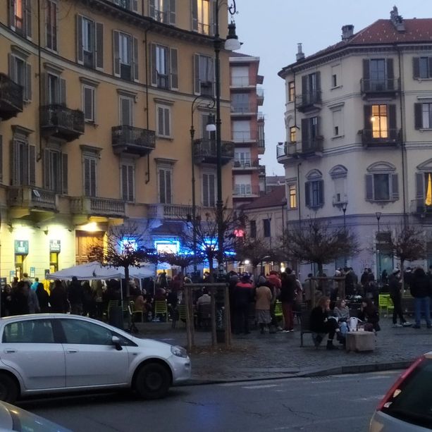 Covid, dopo mezzanotte stop alla vendita di cibo d'asporto nelle zone della movida torinese