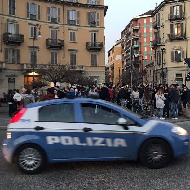Assembramenti tra birre e Spritz: controlli per l’aperitivo in Borgo Rossini [FOTO e VIDEO]