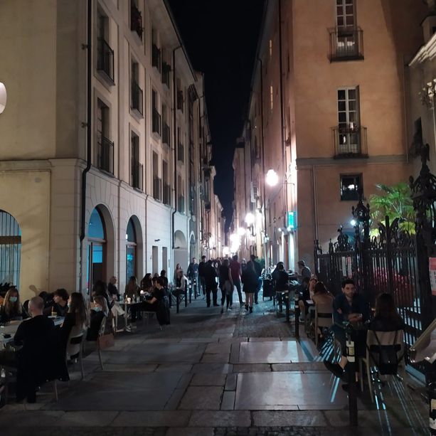 Movida: dopo il 2 giugno l’orario di chiusura dei locali potrebbe essere allungato