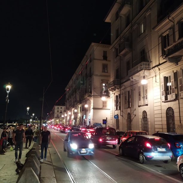 Movida, controlli della polizia: 15 multe per mancato utilizzo di mascherine, sanzionati diversi locali