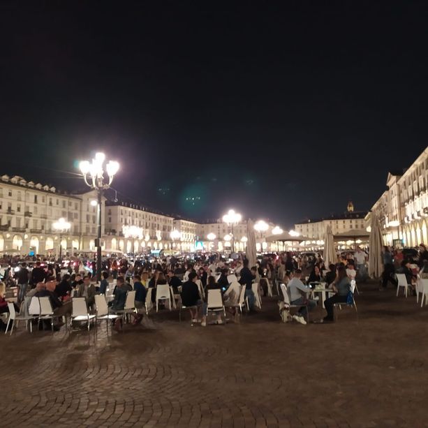 I quartieri della movida superano l'esame col drink in mano, ma la folla è tutta lungo Po [FOTO]