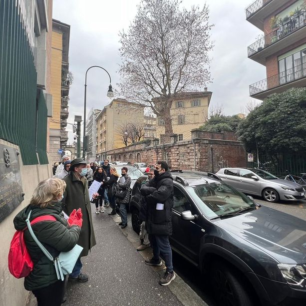 Covid: una cinquantina in fila dai carabinieri per denunciare il Governo