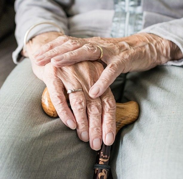 Torrazza Piemonte, piangono la mamma morta in Rsa ma nella bara c'era la vicina di letto