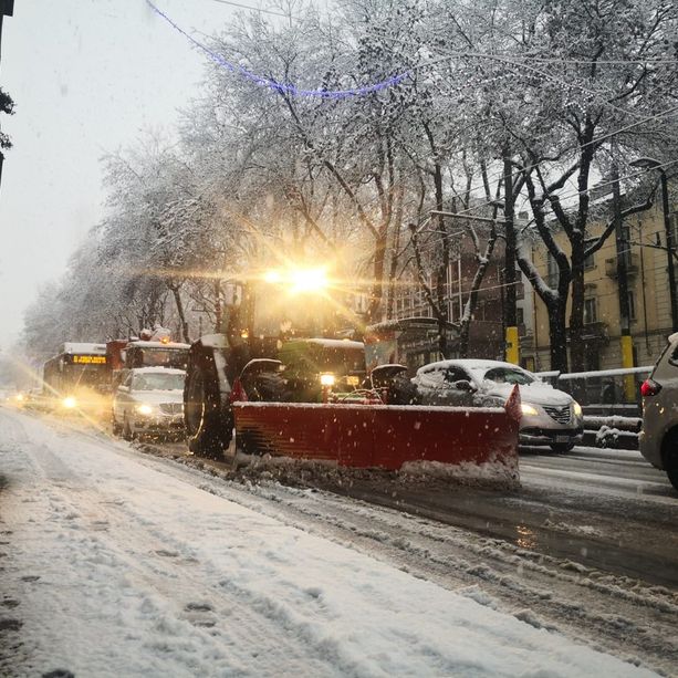 Neve, traffico in tilt dal centro città alla provincia. Il disagio dei cittadini: “Sembra di stare in Siberia” [FOTO]