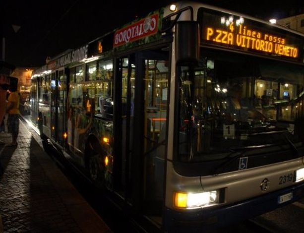&quot;Spegnete la sigaretta”: autista massacrato di botte sul bus Night Buster del servizio movida