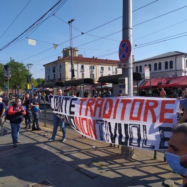 No green pass contestano Conte a Porta Palazzo: &quot;Traditore, Torino non ti vuole&quot;
