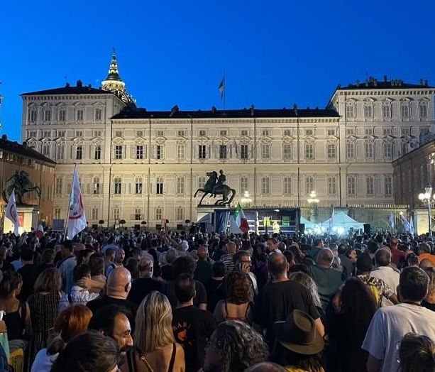 No green pass in piazza Castello: “Qui per informare la gente” [FOTO E VIDEO]