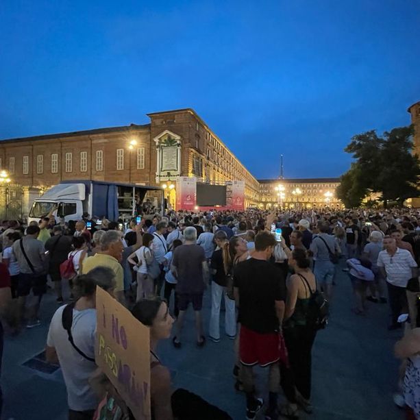 Migliaia in piazza Castello contro il Green pass: “ È una dittatura” (VIDEO)