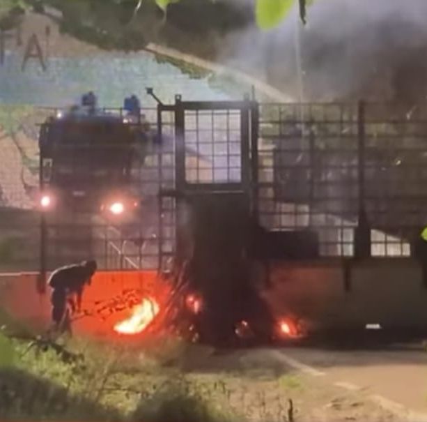 Tav, notte di tensione al cantiere: lancio di petardi e razzi, la polizia risponde con i lacrimogeni