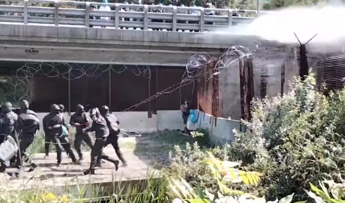 “Guerra” in Val Susa, No Tav assaltano il cantiere di San Didero: lanci di molotov e pietre