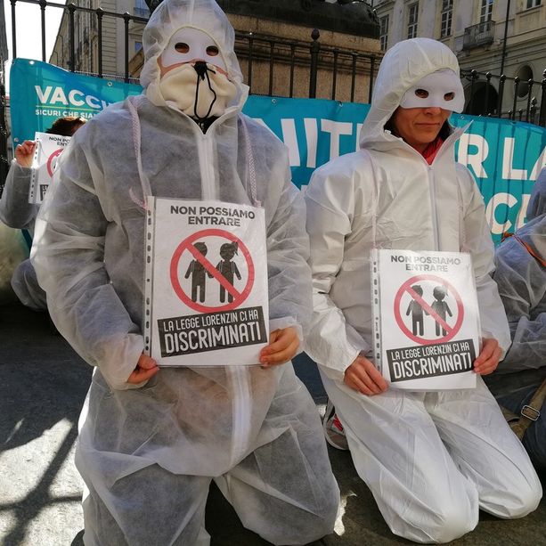 Un basco blu per riconoscersi in piazza: da Torino nasce l'arruolamento per l'Esercito popolare no vax