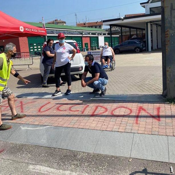 Blitz notturno dei No Vax a Moncalieri, imbrattato l'ingresso dell'hub: &quot;I vaccini uccidono&quot;
